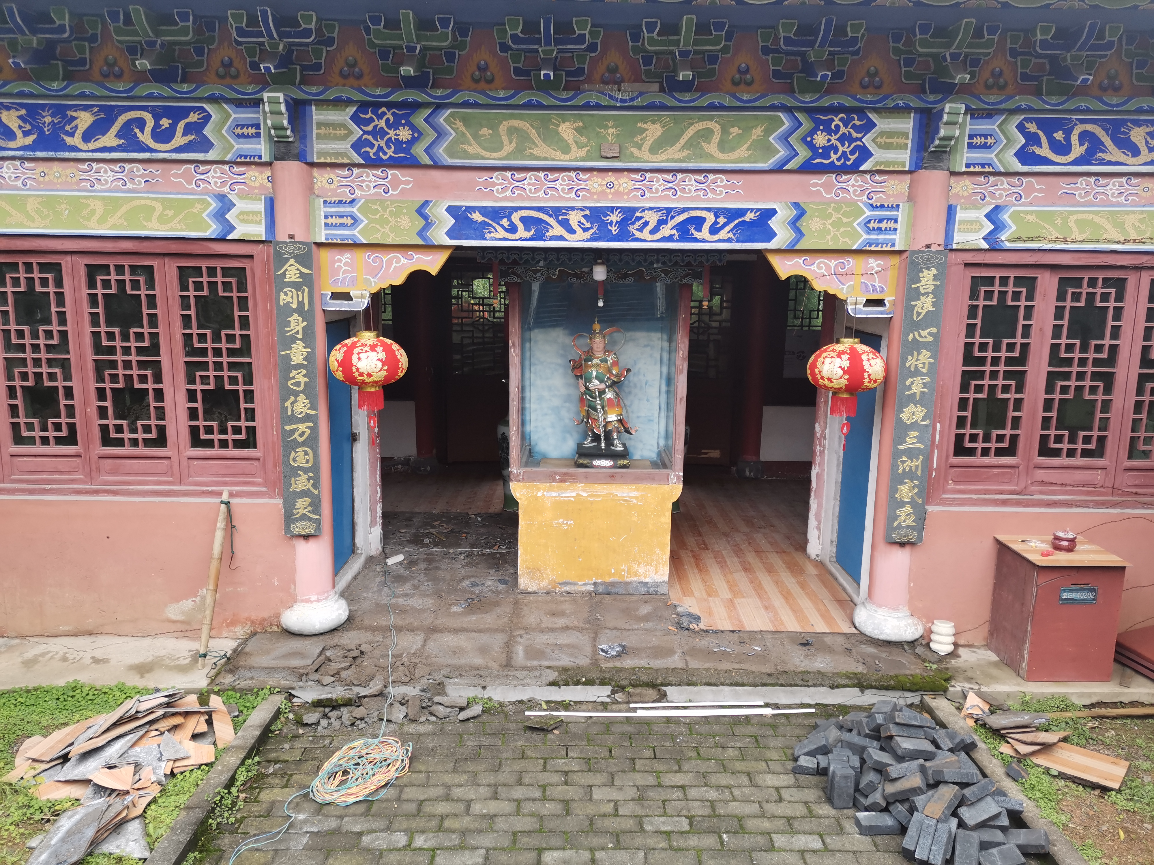 88爱彩天王殿铺设地砖及牌匾贴金